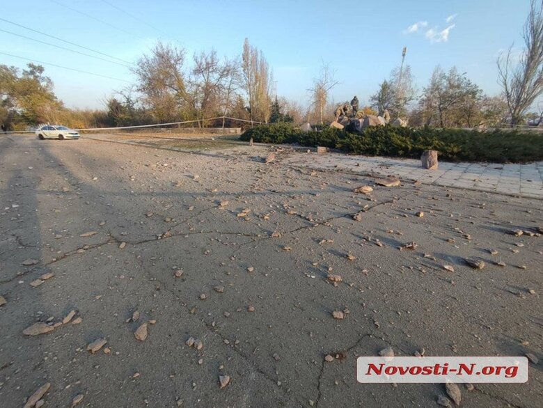 В Николаеве взорвали обелиск Родина-мать 09