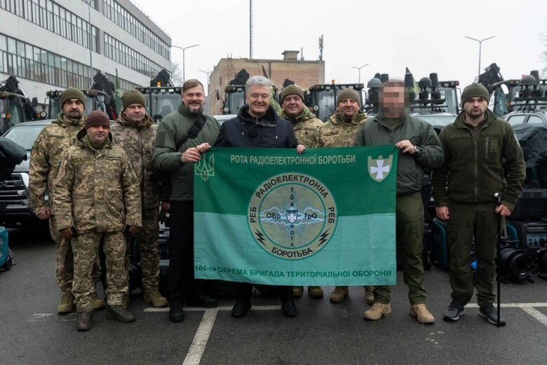 Poroshenko hands over aid to the Armed Forces of Ukraine