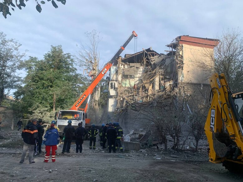 Наслідки ударів по Запоріжжю: 7 ракет влучили у багатоповерхівки, зруйновано цілі під’їзди (оновлено) 13