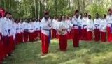 Застряглі на кордоні з Білоруссю хасиди-паломники в українських костюмах заспівали хором гімн України. ВIДЕО