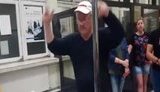 "Браво!", - учасники харківського хору "Схiд opera" влаштували імпровізований концерт для польських прикордонників під час контролю в ПП "Краковець". ВIДЕО