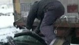 Милиция задержала автокаскадеров, которые грабили фуры на ходу. ВИДЕО.