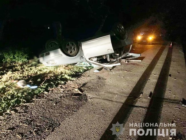 В салоне автомобиля было 16 человек, семеро из которых - дети: в полиции рассказали подробности смертельного ДТП под Киевом 02