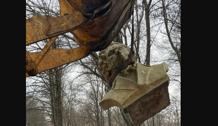 Monument to Pushkin was demolished in Kramatorsk. PHOTOS
