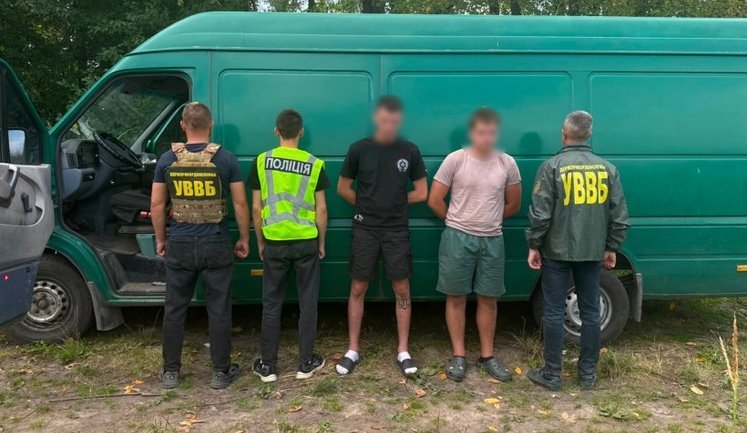 Схованка серед ящиків і матрац для Дністра: на Вінниччині затримали переправників за $11 000. ФОТОрепортаж