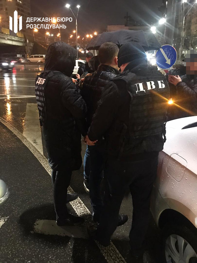 ДБР затримало співробітника поліції Києва за вимагання у шахрайки $1000 за непритягнення до кримінальної відповідальності 03