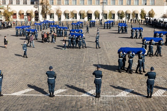 Ukraine leaders pay tribute to An-26 crash victims in Kharkiv 03