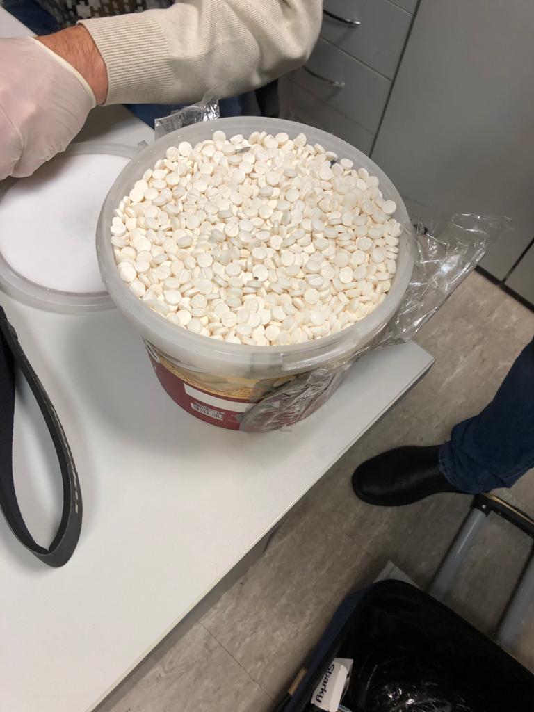 Шесть гражданок Украины вернулись из Египта с 79-ю кг псевдоэфедрина на 12 млн грн, - Госпогранслужба 04