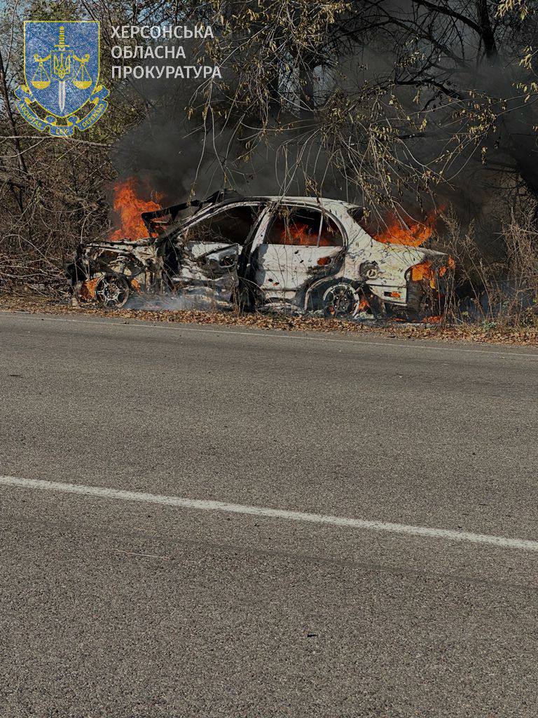 Окупанти вдарили по Херсону: Влучили в автівку, загинув чоловік 01