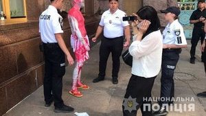 Разлившему красную краску у здания КГГА мужчине грозит полгода ограничения свободы