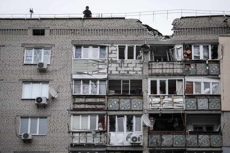 Фоторепортаж из Херсона: артиллерийские снаряды летят в жилые дома 07