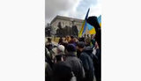У Херсоні люди пішли натовпом на російських окупантів, незважаючи на попереджувальний вогонь. ВIДЕО