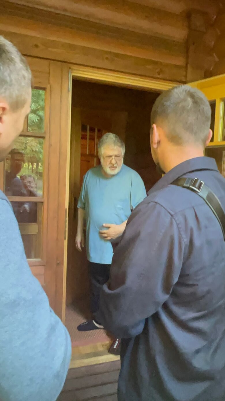 СБУ вручила підозру олігарху Коломойському 01
