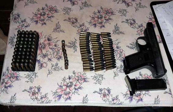 З квартири маріупольця вилучили карабін, пістолети та набої 03