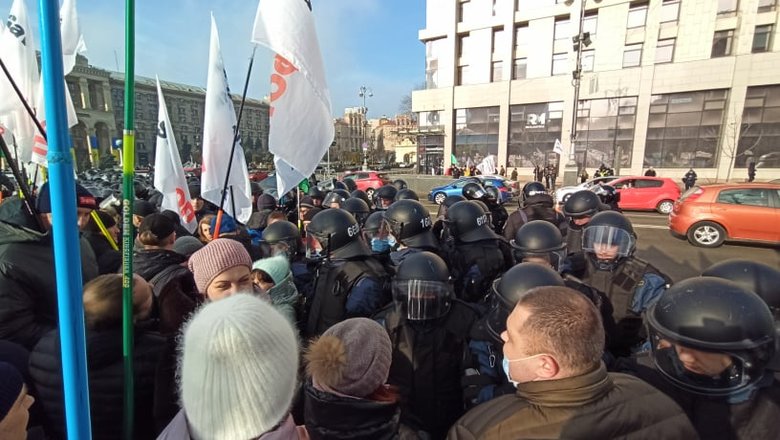 Акція SaveФОП у центрі Києва: мітингувальників відтіснили із Хрещатика, вони прямують під Раду 33