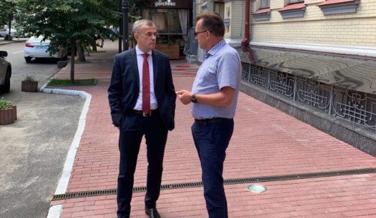 Підозрюваний у захопленні державної влади Холоднюк перед засіданням ВАКС спілкувався з важливим свідком у справі - суддею ВС Остапуком, - Маселко. ФОТО