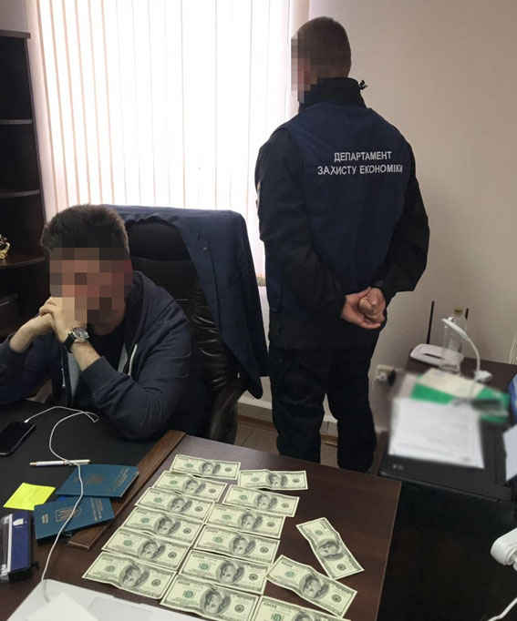 Директора крюінгового агентства, який вимагав 8 тис. дол. хабара, затримано в Одесі, - Нацполіція 01