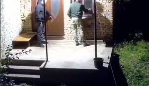 Проникновение людей в форме через окно в дом в Хмельницкой области