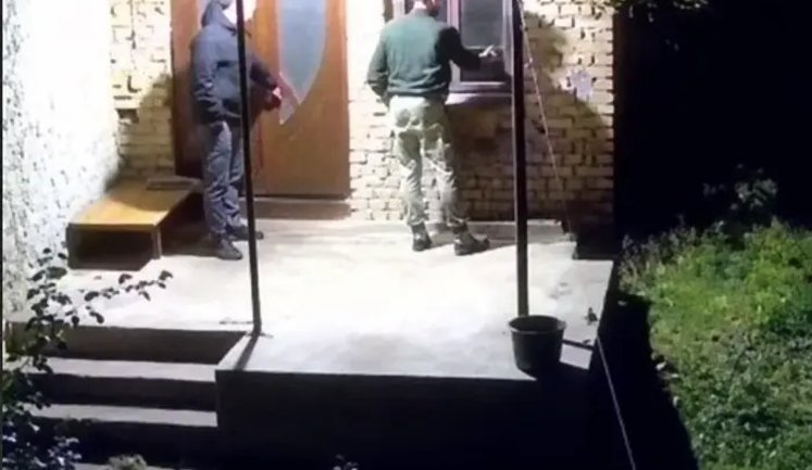 Intrusion by people in military uniform into private home in Khmelnytskyi region: police transfer materials to SBI