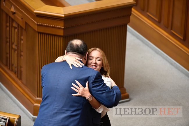 Усі обіймаються та обмінюються любязностями, Тимошенко шепочеться, Порошенко задумливий, Разумков розводить руками, - день роботи Ради 7 вересня 03