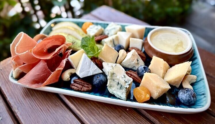 Російським туристам запропонували доїдати заборонені хамон і сири прямо на митниці