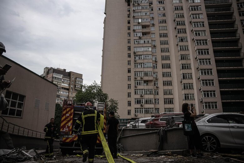 Київські рятувальники завершили роботи в будинку, пошкодженому уламками ракети в столиці вночі 24 червня  05