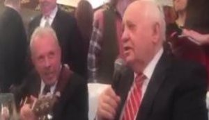 "Стоїть гора високая, попід горою гай", - Горбачов на своєму ювілеї співає з Макаревичем українською. ВІДЕО