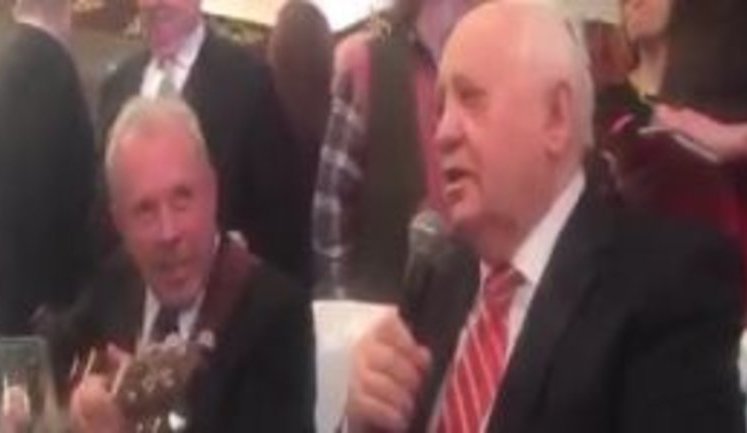 "Стоїть гора високая, попід горою гай", - Горбачов на своєму ювілеї співає з Макаревичем українською. ВІДЕО