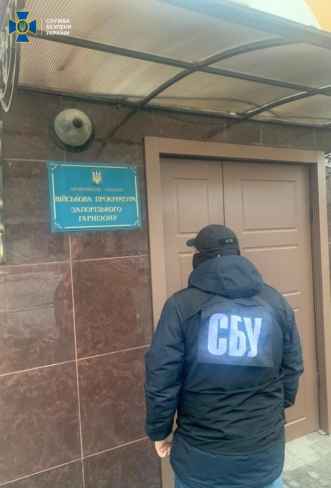 Военный прокурор из Запорожья вымогал $5 тыс. за непривлечение к уголовной ответственности, - СБУ 04
