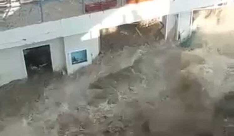 Kakhovka HPP in first minutes after explosion. VIDEO from mobile phone of occupier
