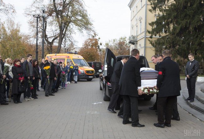 С актрисой Дизель шоу Мариной Поплавской, погибшей накануне в ДТП, попрощались в Киеве 01