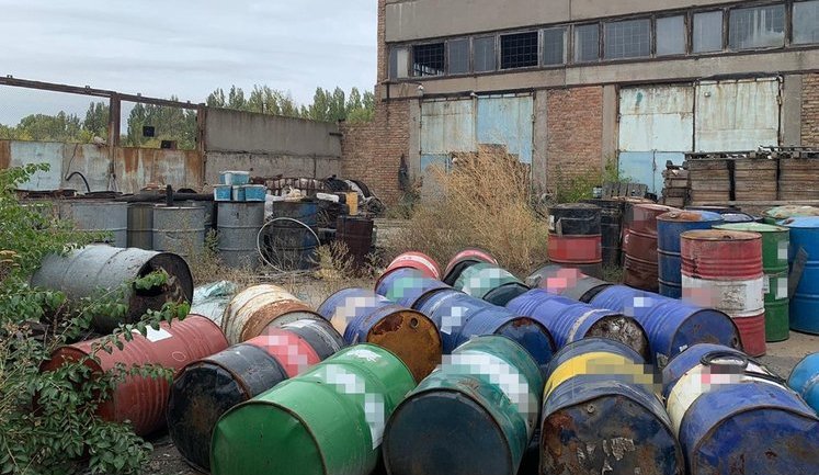 Компанія-утилізатор зберігала токсичні відходи на земельній ділянці, небезпечні речовини могли потрапити в Каховське водосховище, - СБУ. ФОТОрепортаж