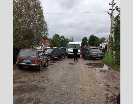 Поліцейські Рівненщини припинили конфлікт між нелегальними копачами бурштину та лісниками 02