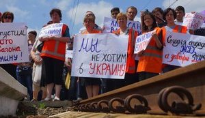 Railwaymen holding banners with slogans "We want to live in "DPR" demanded money from Ukraine at rally in occupied Yasynuvata. PHOTOS+VIDEO