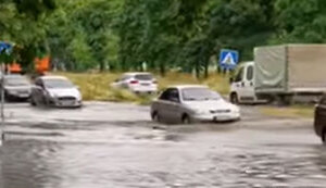 После ливня улицы Мариуполя утопают в нечистотах, - Андрющенко. ВИДЕО
