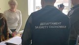 Директора комунального підприємства, яка одержала минулого року 700 тис. грн "відкатів", затримано на Луганщині, - Нацполіція. ФОТОрепортаж