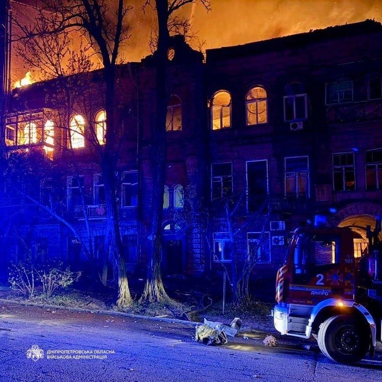 Російська атака на Дніпро: загиблий, поранені та масштабні пожежі