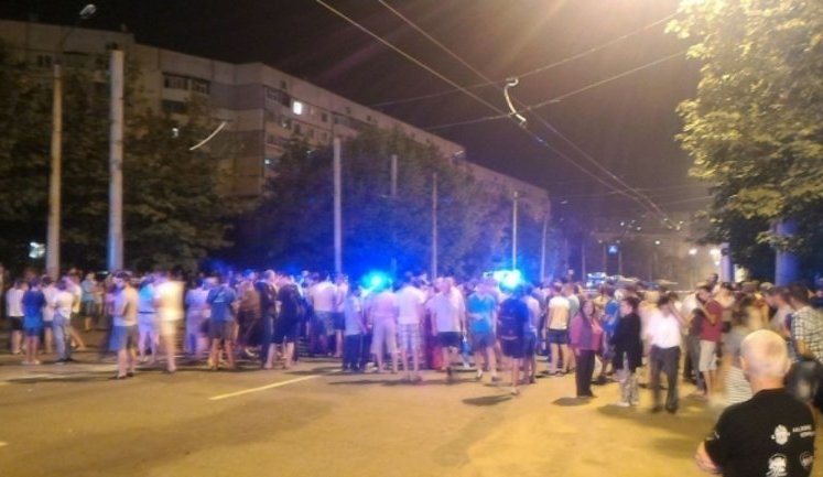 У Харкові п'яний за кермом влаштував смертельну ДТП - поліція ледве змогла зупинити самосуд. ФОТОрепортаж