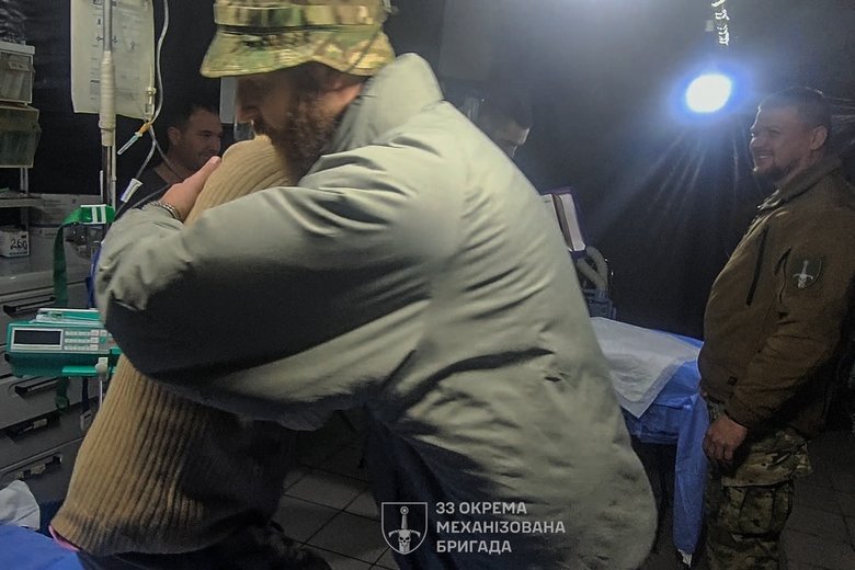 Бойцы 33 ОМБр, которые отражали атаки россиян, добрались до стабпункта