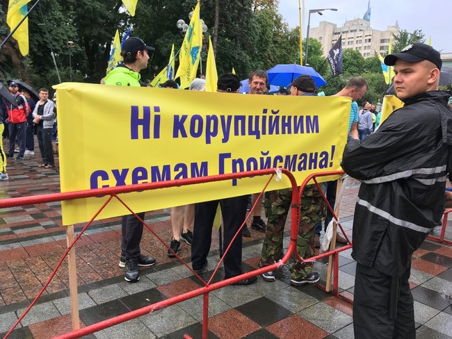 Owners of foreign-registered cars block Kyiv’s government quarter: We demand affordable customs clearance 19