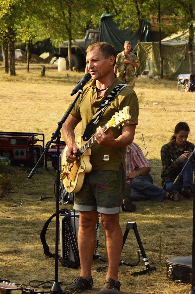 Олег Скрипка: Під Дебальцево тільки-но я заспівав гімн, як почався обстріл 04 Олег Скрипка: Під Дебальцево тільки-но я заспівав гімн, як почався обстріл 04