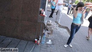 Из центра Киева демонтировали все урны: "Теперь мусор под ноги выбрасывают". ФОТОрепортаж