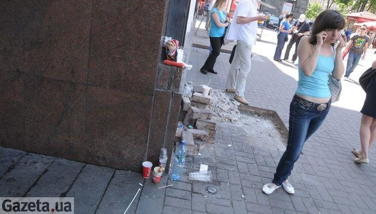 Из центра Киева демонтировали все урны: "Теперь мусор под ноги выбрасывают". ФОТОрепортаж