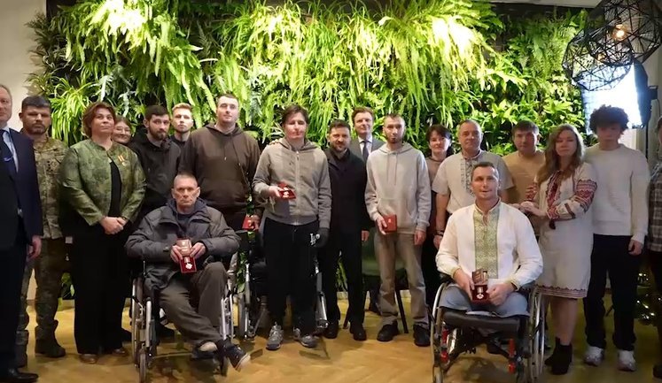 Зеленський відвідав українських воїнів, які перебувають на реабілітації у Нідердандах: вручив нагороди. ВIДЕО