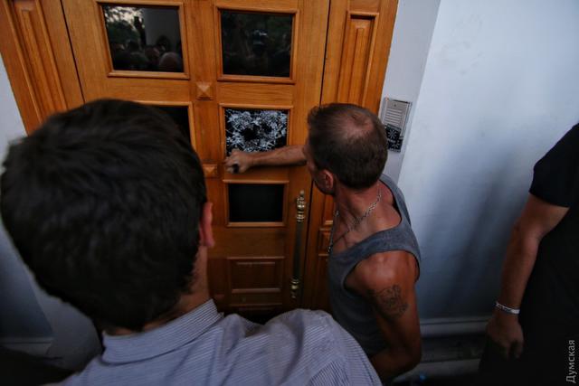 Активисты штурмовали мэрию Одессы из-за пожара в детском лагере: в ход пошли газ и светошумовые гранаты 09