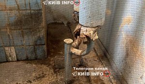 У Києві через морози в деяких будинках розриваються труби та батареї опалення. ФОТОрепортаж