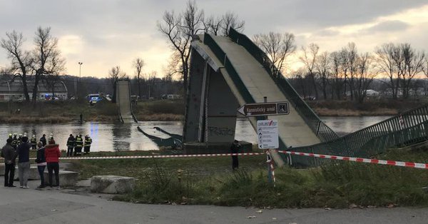Пешеходный мост обрушился в Праге, украинцев среди пострадавших нет 02