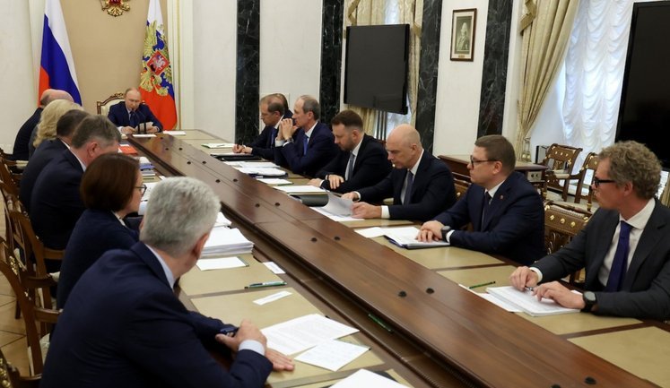 Путін розкритикував своїх міністрів через занадто різке уповільнення економіки