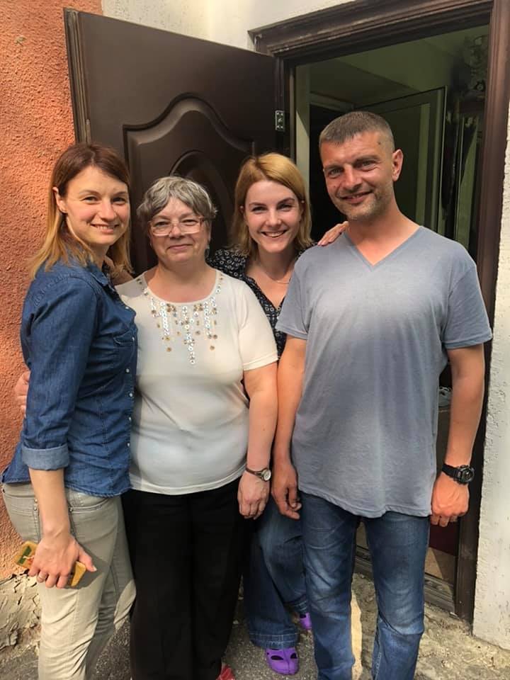 Сестра пораненого морського піхотинця з Азовсталі Михайла Діанова Альона: Ще на початку березня ми дізналися, що брата поранено в обидві ноги, а в правій руці постраждала і кістка. Чи отримує він медичну допомогу зараз у полоні - ми не знаємо 03