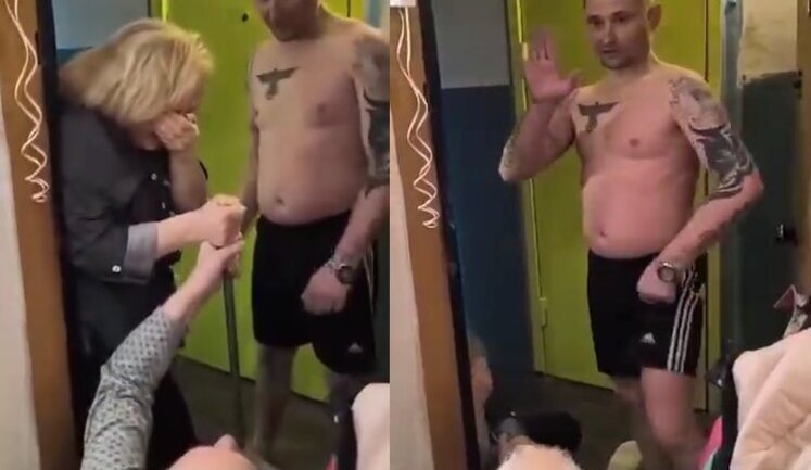 У російському Мурманську "герой сво" із нацистськими татуюваннями б’є своїх сусідів - літню пару та жінку. ВIДЕО